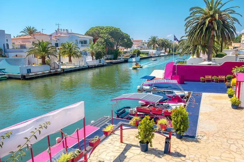 Apartament Kar15-Beach Front, See Views, Wifi, Dowtown Empuriabrava